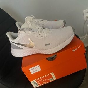 Woman size 9 Nike white like new